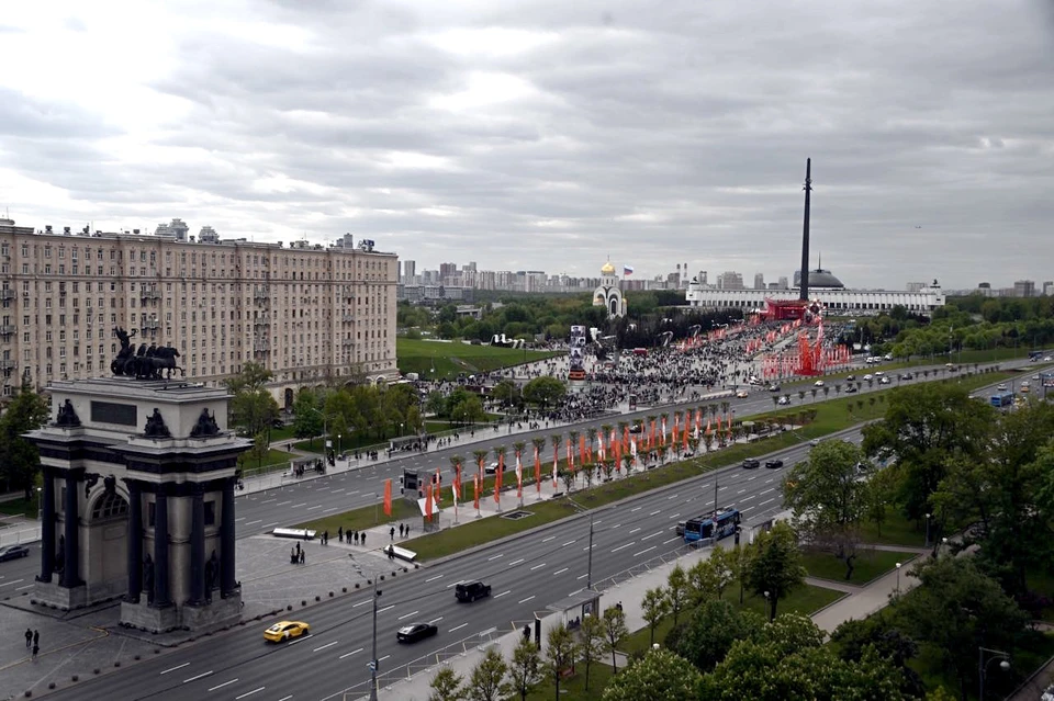 Тысячи зрителей собрались на центральной аллее.