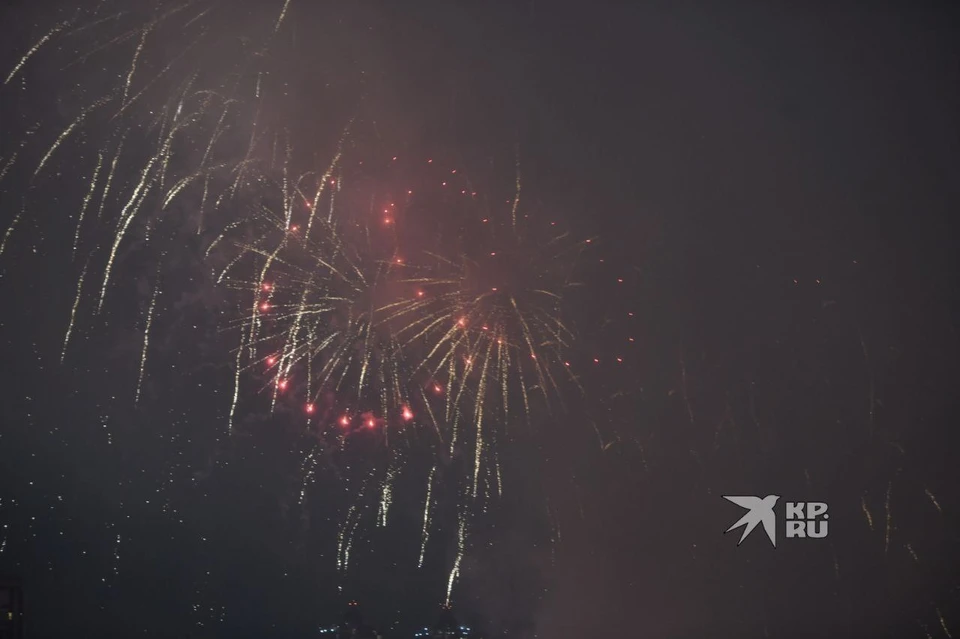 Салют в Нижнем Тагиле и в Екатеринбурге начался в 22:00