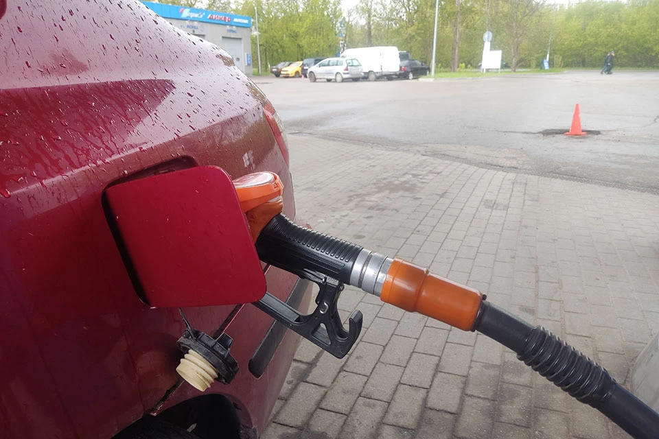 Автомобиль на АЗС