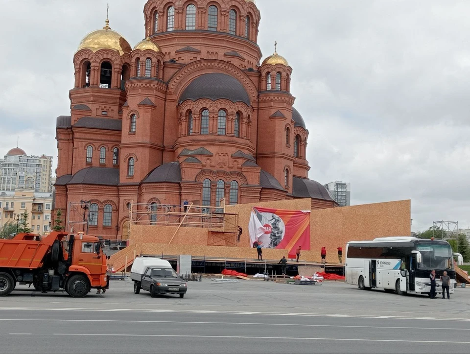 В Волгограде демонтируют трибуны.