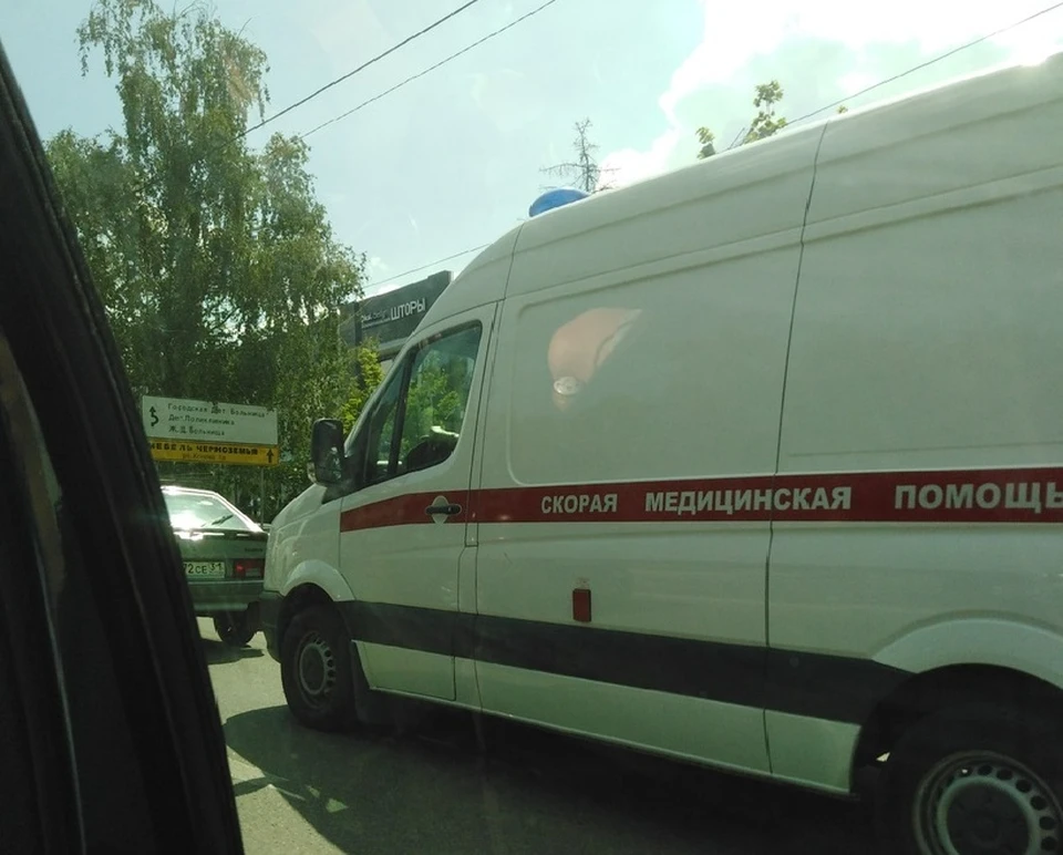 Скорая доставляет пострадавших в больницу Белгорода.