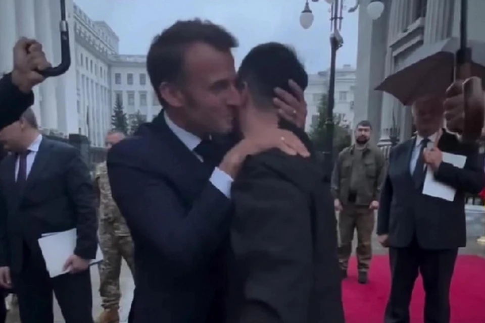 Макрон простился с Зеленским поцелуем в щеку. Скрин из видео украинского издания.