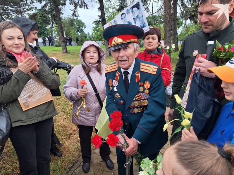 Ветеран войны Василий Литвинов общается с молодежью.