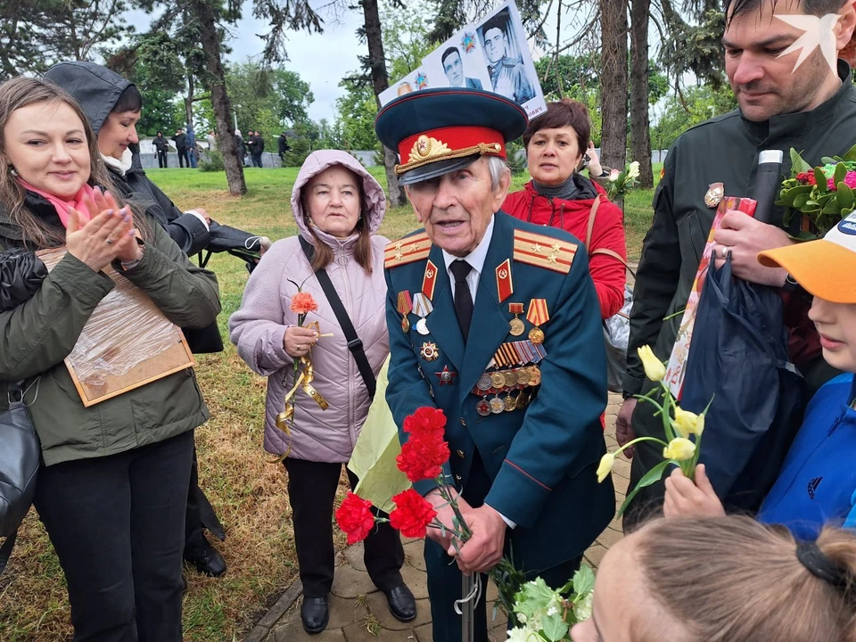 Ветеран войны Василий Литвинов общается с молодежью.