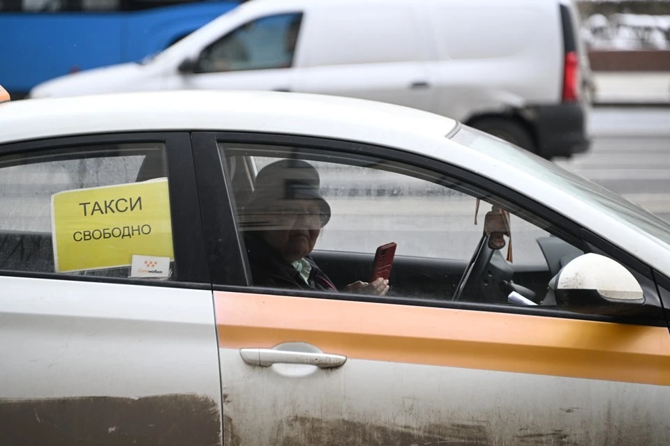 Самозанятым таксистам не нужно менять авто из-за закона о локализации