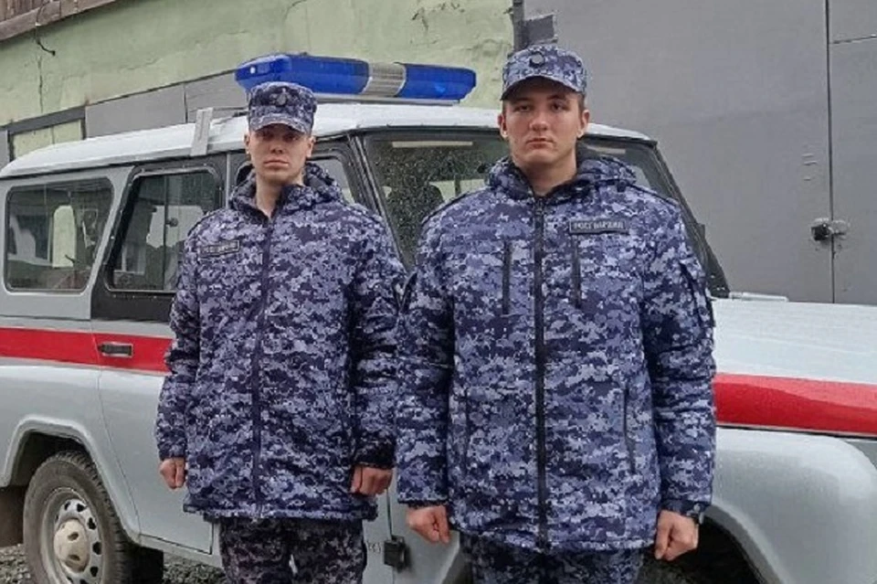 Старший сержант полиции Иван Мирошников (слева) и младший сержант полиции Вадим Гисс (справа) помогли жителям. Фото: Управление Росгвардии по Свердловской области