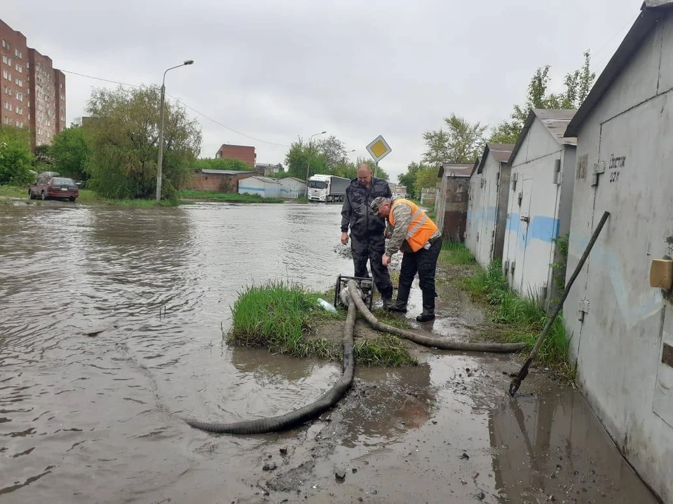 Затопило проезжие части и не только. Фото: пресс-центр администрации Омска