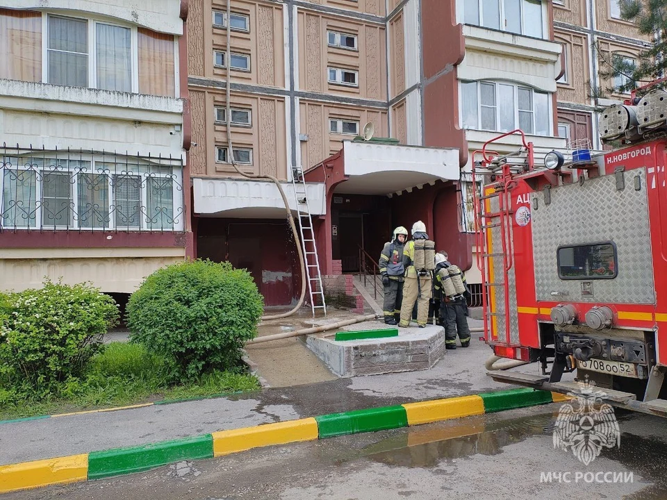 Восемь человек эвакуировали из горящей квартиры на проспекте Ильича
