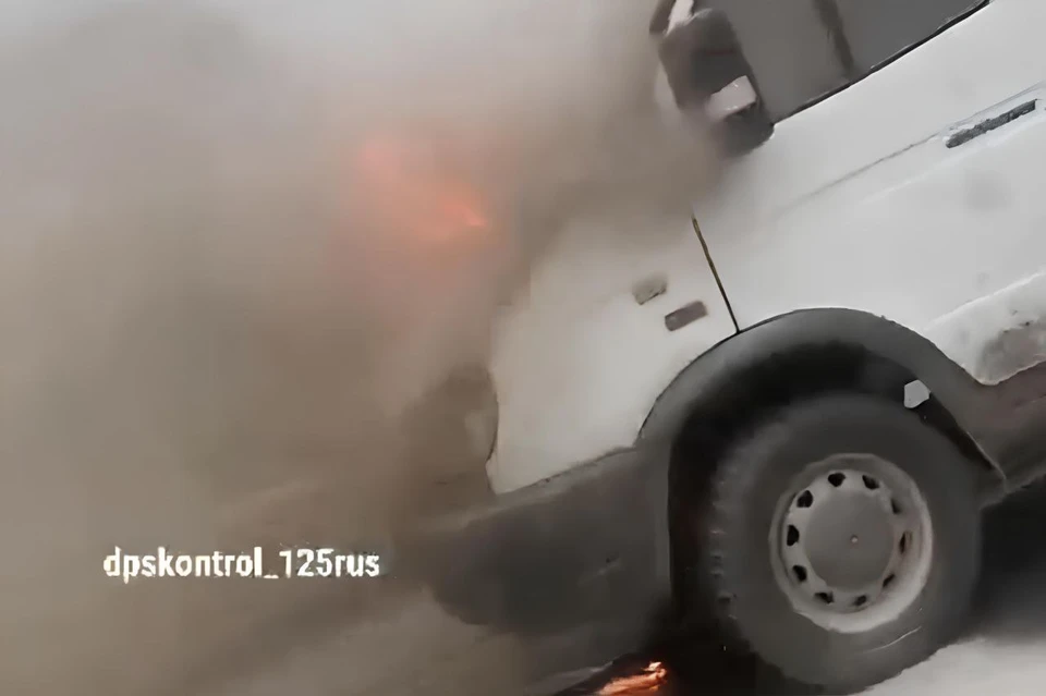 Машина загорелась прямо на проезжей части. Фото: dpskontrol_125rus