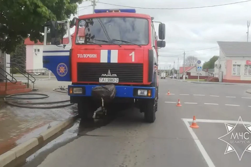 Сотрудники МЧС Беларуси оперативно потушили пожар в магазине «Торты». Фото: скриншот с видео МЧС Беларуси
