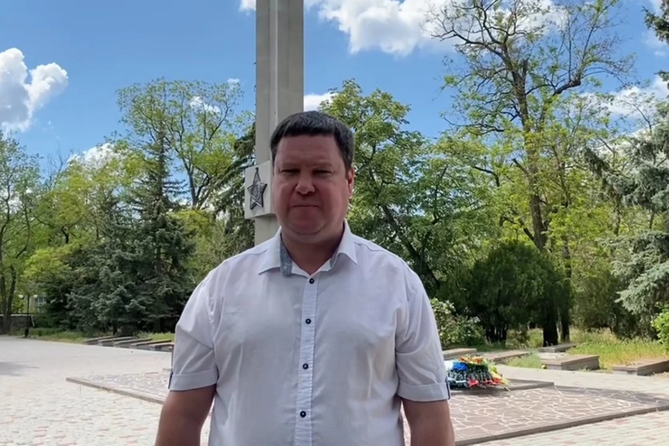 Глава Новокаховского округа публично извинился за свои высказывания у памятника Великой Отечественной войны. Фото: тг-канал Виталия Гуры