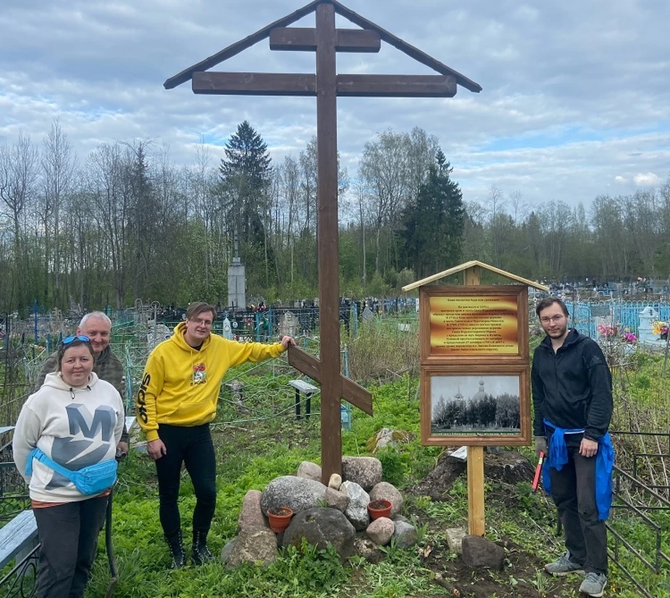 Установка таблички на могиле художника. Фото: группа ВК "Краеведение в Вышнем Волочке"