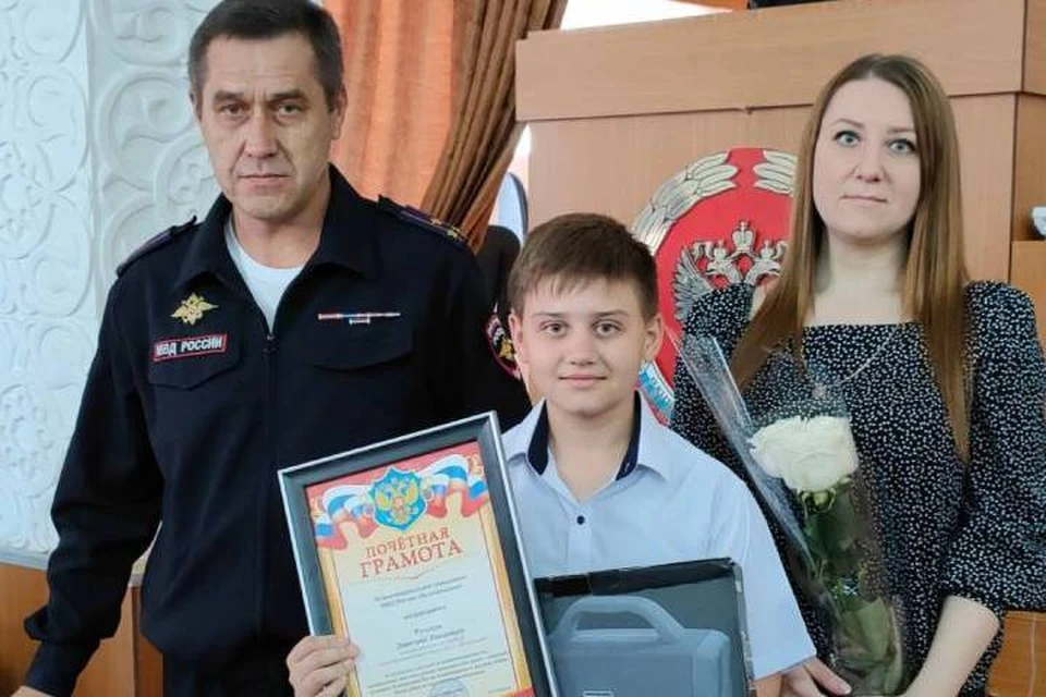Диму с мамой тепло поприветствовал полковник полиции Виталий Бородин. Фото: ГУ МВД по РО.
