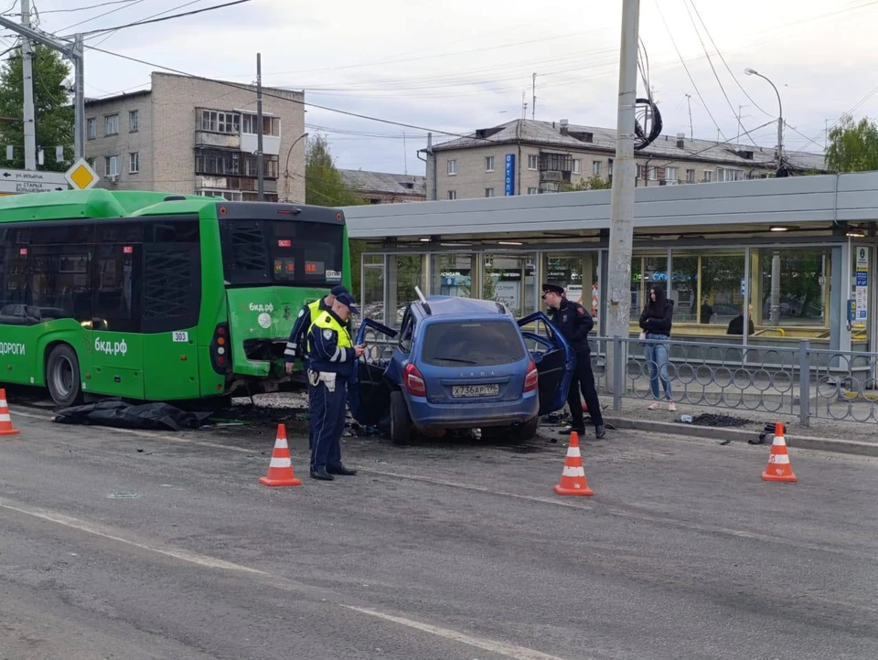 Легковушка врезалась в пассажирский автобус. Фото: Госавтоинспекция Свердловской области