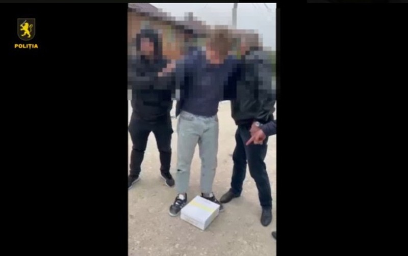 Подозреваемые были задержаны с поличным при получении второй суммы денег. Фото: скрин с видео