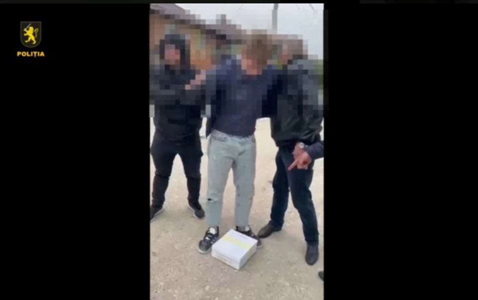 Подозреваемые были задержаны с поличным при получении второй суммы денег. Фото: скрин с видео