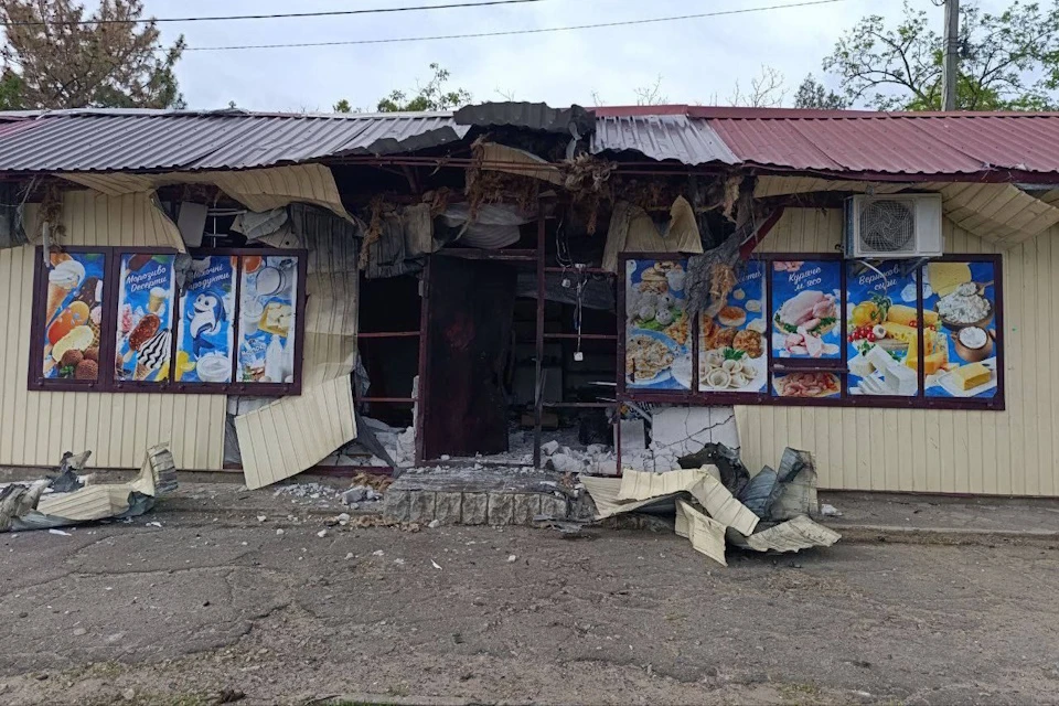 ВСУ атаковали пожарных, которые тушили огонь в магазине Фото: ТГ-канал Владимира Сальдо