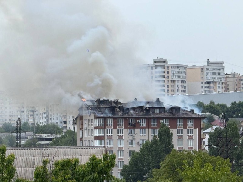 Сгорело около 1500 квадратных метров кровли. Фото: Игорь Левинский.