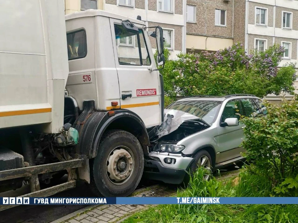 Женщина-водитель BMW повредила два автомобиля и совершила наезд на пешехода в Минске. Фото: УГАИ ГУВД Мингорисполкома.