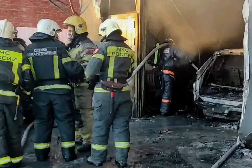 На пожаре в новосибирском автосервисе сгорели восемь автомобилей. Фото: ГУ МЧС по Новосибирской области