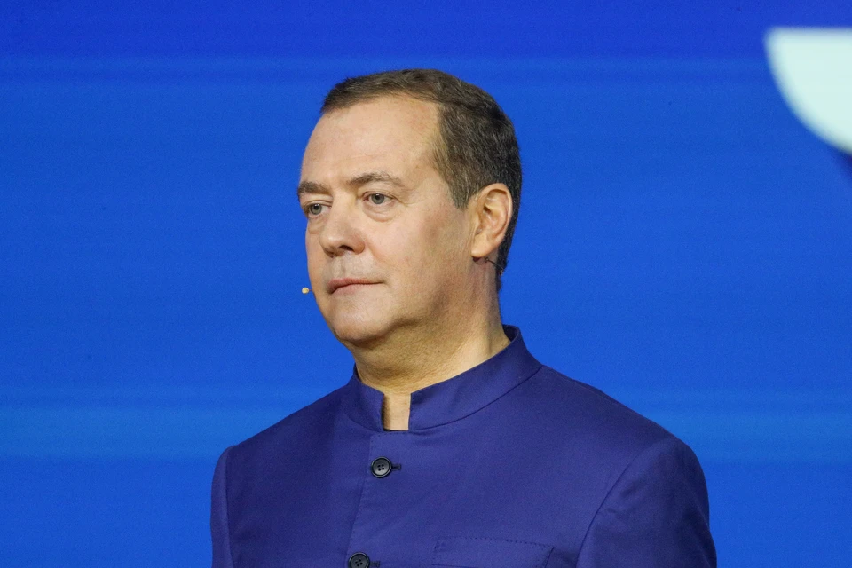 Медведев пошутил о непродуктивности писем к Макрону и Стармеру