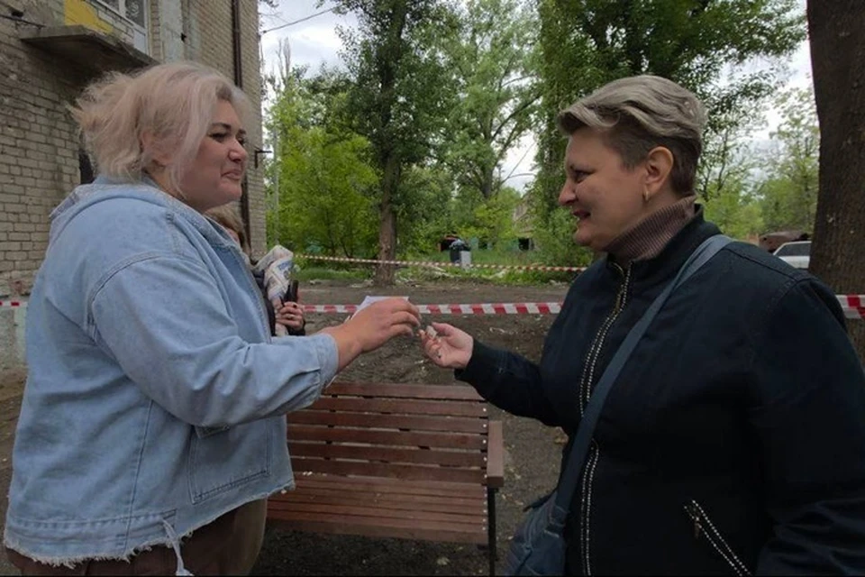 В Авдеевке вручили ключи жителям обновленного многоквартирного дома. Фото: Департамент строительства и жилищной политики ЯНАО