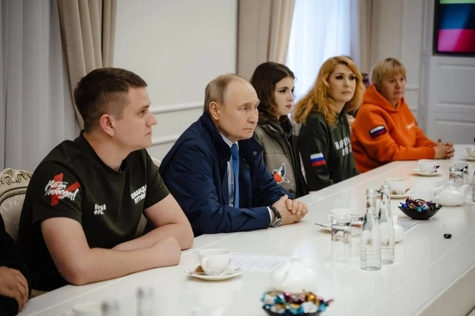 Волонтеры встретились в Владимиром Путиным в Курской области. / Фото: Хинштейн