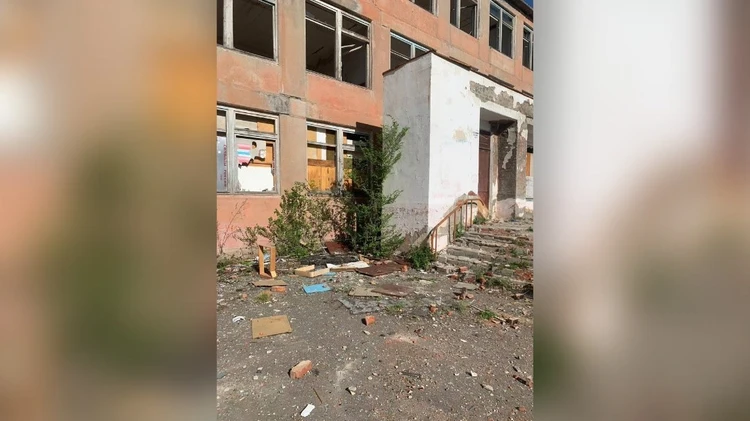 «И сами ноги переломают, и нам покоя нет»: жители поселка Ключи требуют законсервировать опасный объект