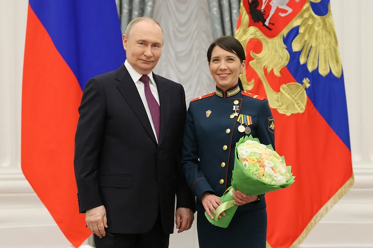 Владимир Путин вручил звезду Героя России медсестре, которая закрыла собой бойца