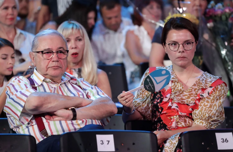 Психолог рассказала о болезни молодой жены Петросяна