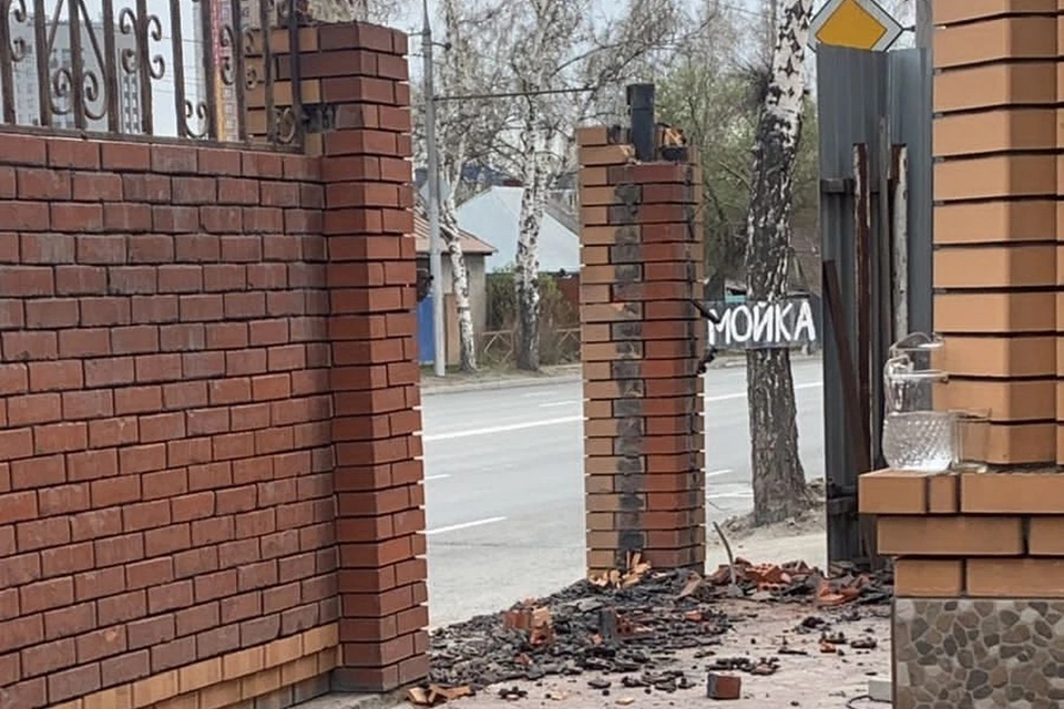 Незаконный забор снесли в Новосибирске. Фото: ГУФССП России по Новосибирской области