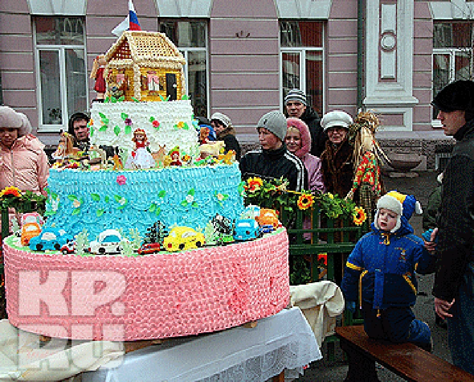 Около кулинарного чуда постоянно толпились люди