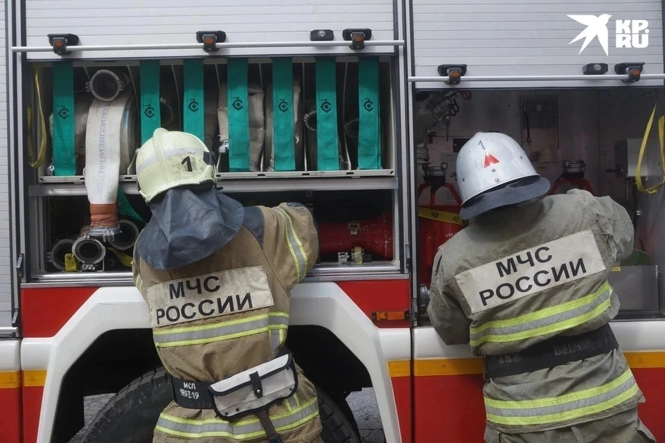 В деревне Рыблово горят два вплотную стоящие друг к другу ангара