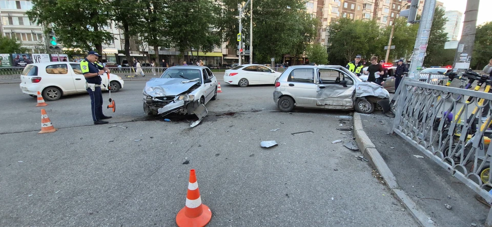 Daewoo Matiz при повороте налево не уступил дорогу встречному Hyundai Accent. Фото: Госавтоинспекция Екатеринбурга