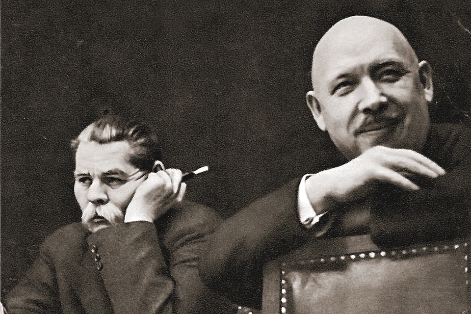 Горький и Бедный на II пленуме правления советских писателей. 1935 год. В это время Бедный был, пожалуй, не менее популярным, чем прославленный «буревестник». Фото: Wikimedia Commons