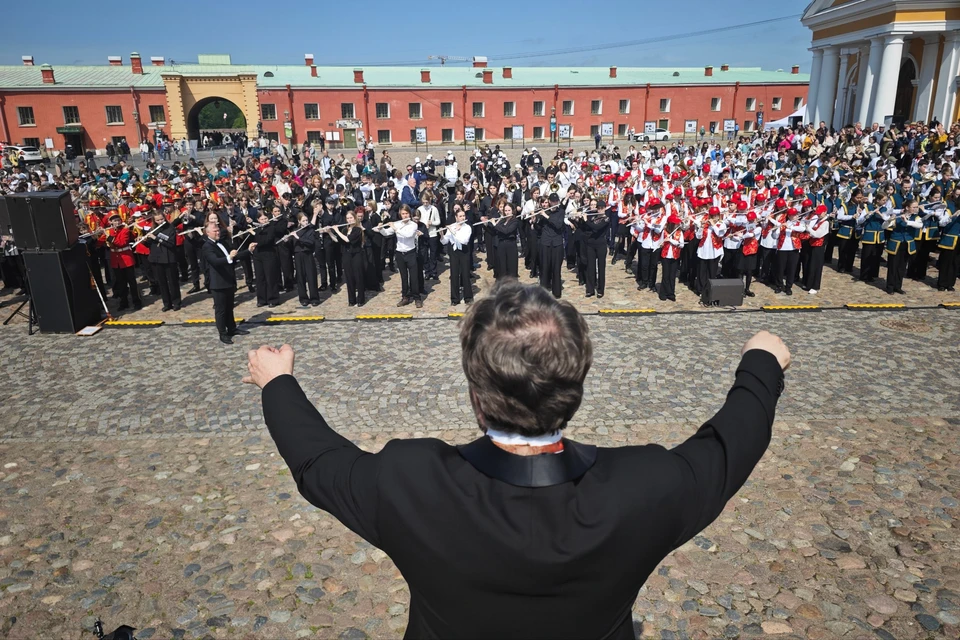 Выступили 800 музыкантов, хоры, ансамбль барабанщиц и танцевальные коллективы.