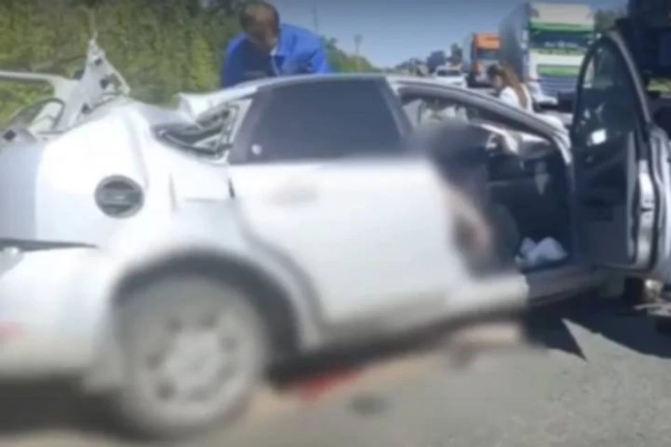 В аварии столкнулись Ford Focus и грузовика Mercedes.