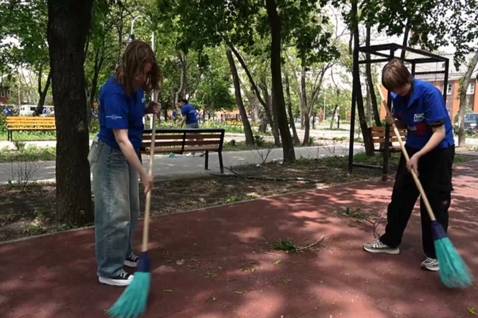 Активисты убрали мусор и поваленные ветром ветки, очистили территорию парка от листьев и покосили траву. Фото: Донецкий городской штаб «Молодой Гвардии» ДНР