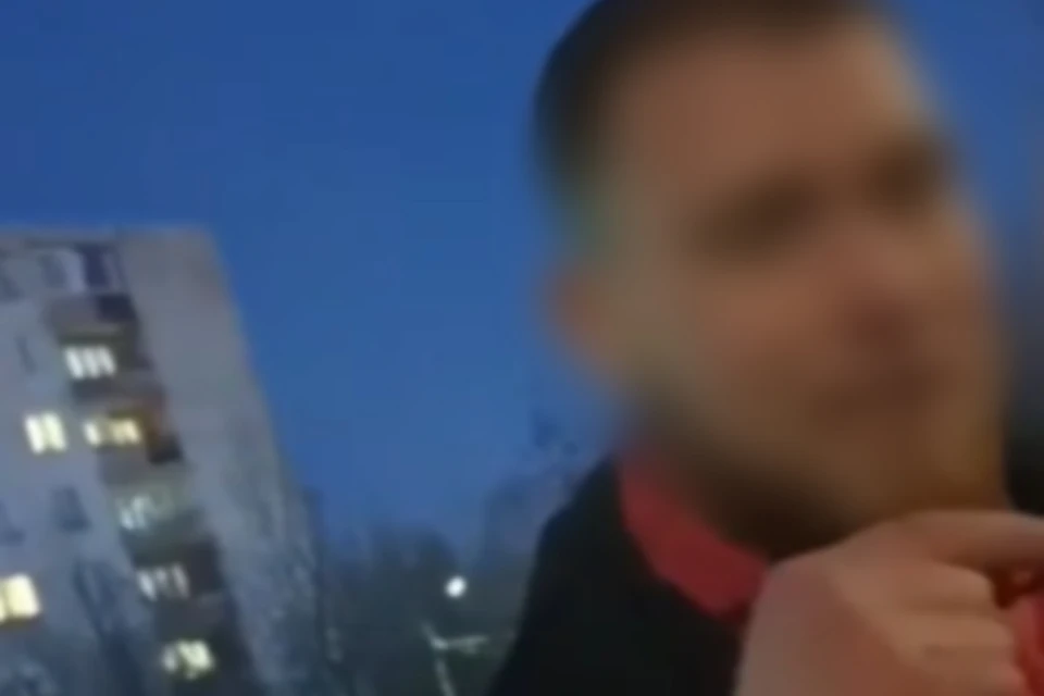 Парень размахивал ножом, пытался напасть на посетительницу клуба, оскорблял окружающих и ВС РФ. Фото: Следком