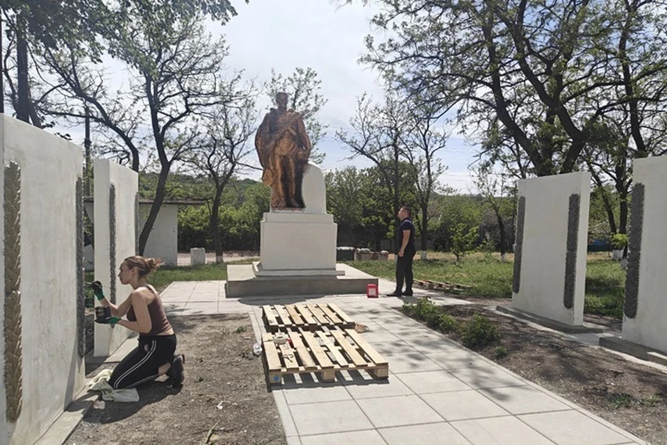 В Снежном продолжается благоустройство Братской могилы советских воинов. Фото: t.me/Snijne