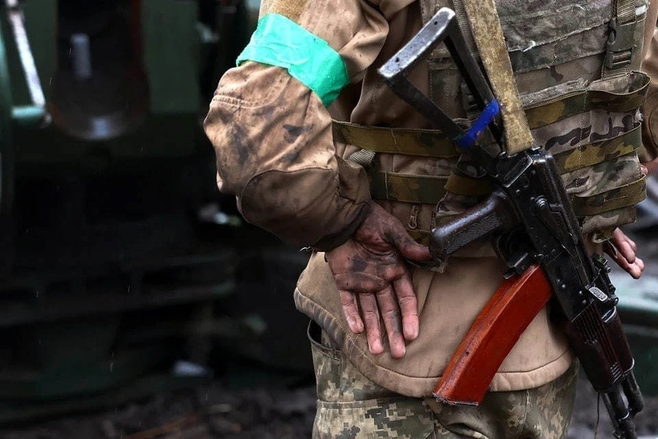 Сдавшиеся под Сумами боевики ВСУ отдали разведчикам чешские винтовки CZ Bren-2