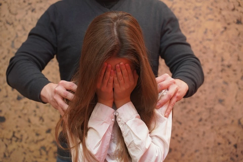 Мужчина соблазнил 13-летнюю девочку