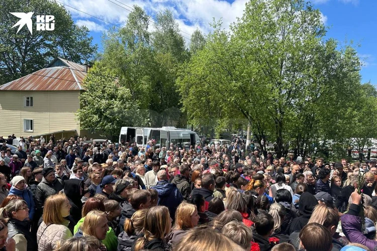 «Берегите своих детей, я вот не уберегла»: в Байкальске хоронят подростков, погибших в массовой резне на вечеринке