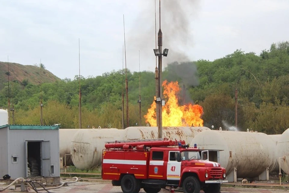 В Енакиево после атаки БПЛА ВСУ ликвидировали пожар на газонакопительной станции. Фото: МЧС России по ДНР