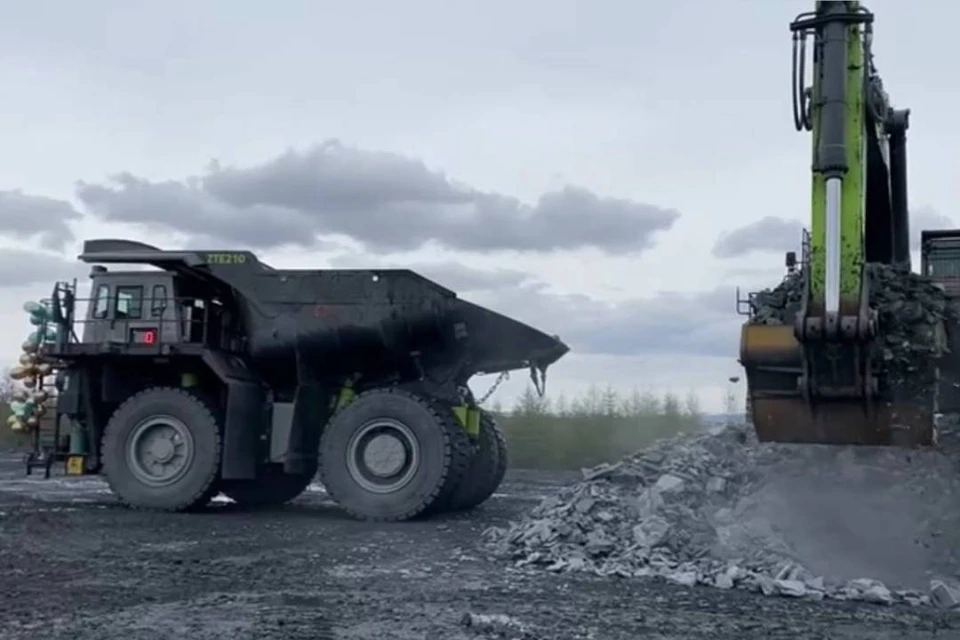 Эта машина способна перевезти до 120 тонн руды в сложных условиях. Фото: тг-канал губернатора Иркутской области Игоря Кобзева