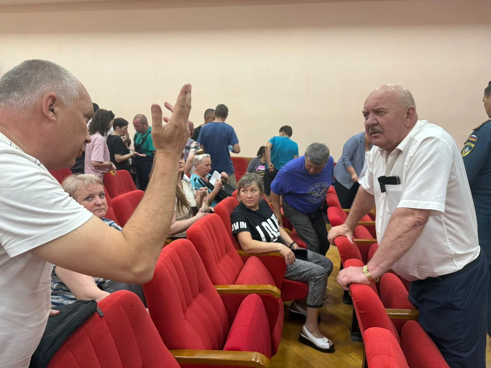 Глава Автозаводского района встретился с жителями дома на Пермякова после пожара.