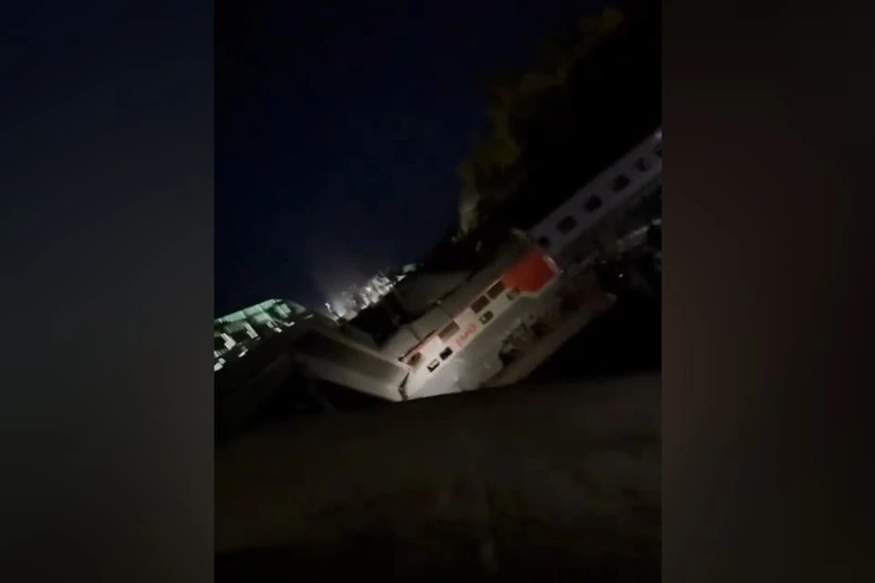 МЖД: мост в Брянской области обрушился в результате незаконного вмешательства. Фото: кадр из видео.