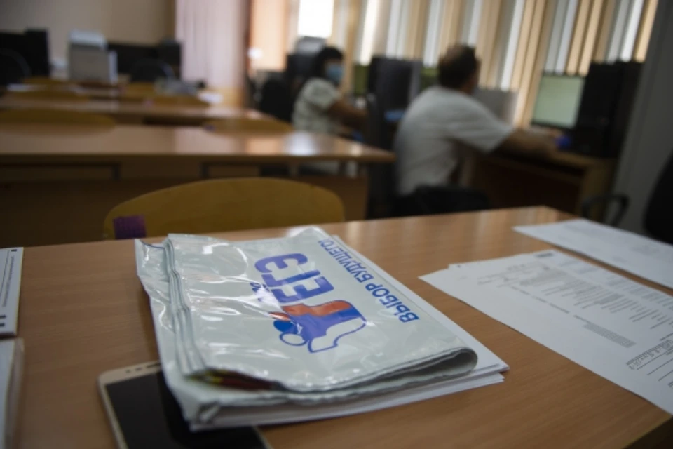 Шесть выпускников выгнали с ЕГЭ за шпаргалки.
