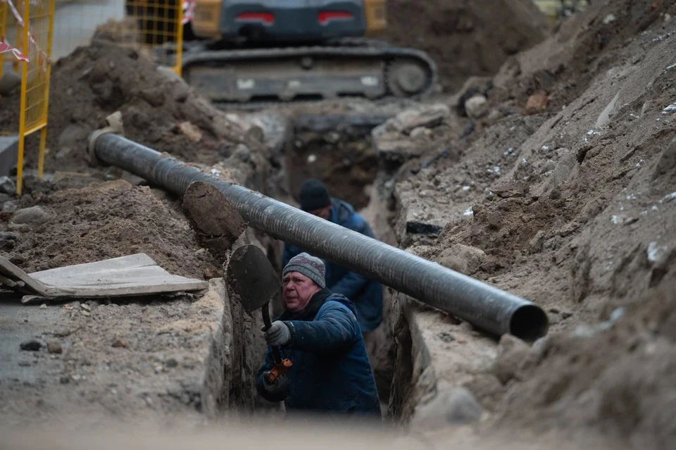 Городские службы локализовали протечку воды, возникшую в ходе гидравлических испытаний тепловых сетей