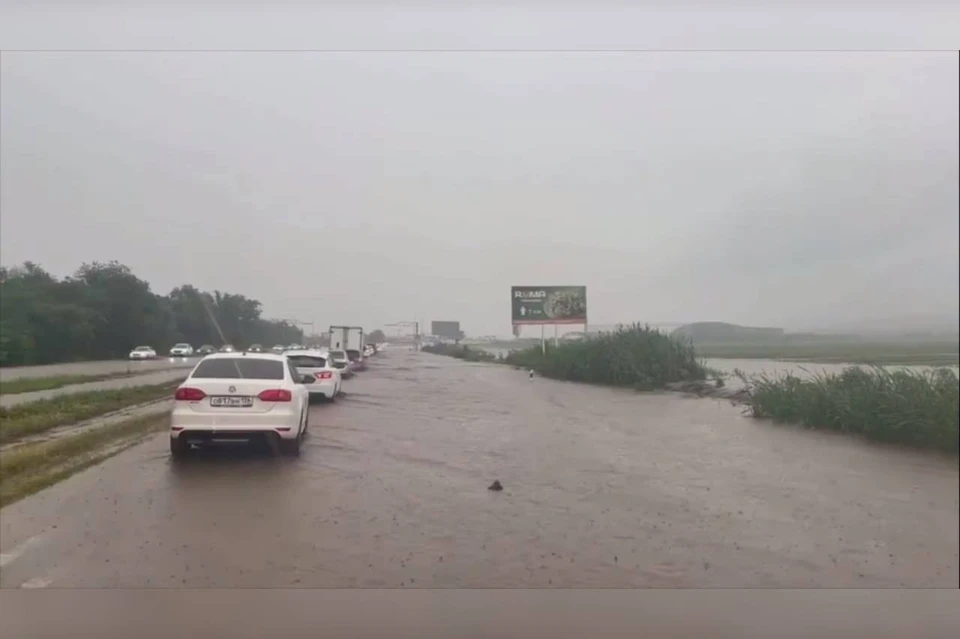 Движение на трассе Ставрополья затруднено из-за частичного подтопления. Фото: Госавтоинспекция Ставрополья